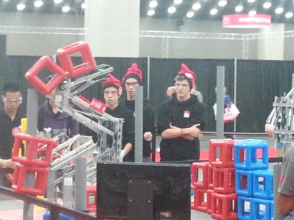 VRCSpain's tweet photo. Por primera vez un equipo @VRCSpain pasa la clasificación y jugará las eliminatorias del #VEXWorlds. Ánimo equipo! http://t.co/20JFRAtlgD