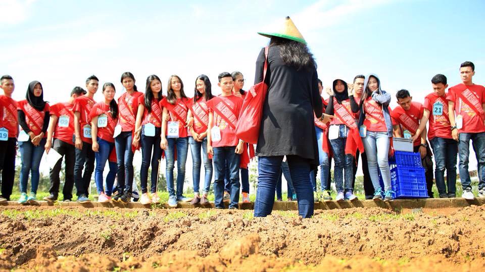 Kak Mustika dari <a href="/BDLberkebun/">B.Lampung Berkebun</a> menjelaskan sistem tanam Sebelum finalis menanam bibit sayur mayur