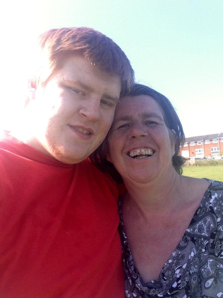 oliver78164388's tweet photo. Me and mum http://t.co/j9aiJzLKLE