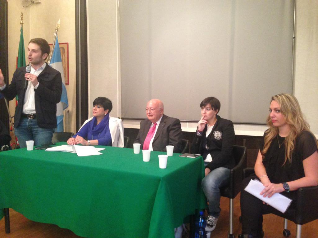 marfranchi's tweet photo. #Saronno si parla di giovani e lavoro... @ApreaValentina @comilara @Umberto_Volonte @PierluigiGilli http://t.co/vqLkpHD9vU