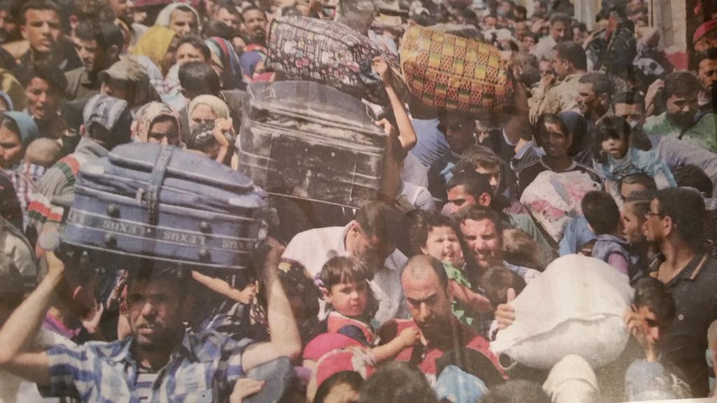 lauhaim's tweet photo. Ma photo du jour publiée par nytimes... Loin de la France en vacances...Les sunnites qui fuient Bagdad/crédit Reuters http://t.co/KIq0xbI9CR