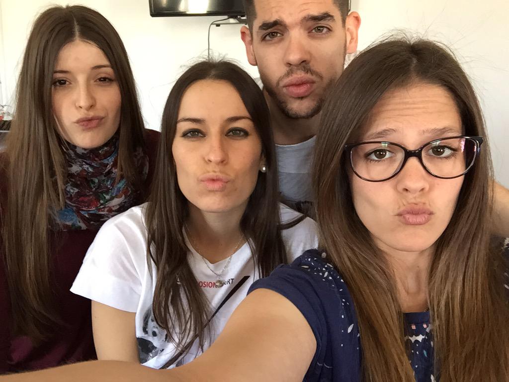 mvcaymar's tweet photo. Cumple cumple feliz @26Cris26 @anllogar 😘😘😘😘 A ti también te nombro @MdelMar_misi jijiji http://t.co/ijwkbxoZ3Z