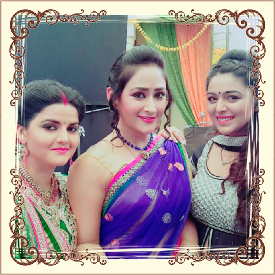 Aditi__Sajwan's tweet photo. The three musketeers #tishu #adi #shafaq # shooting shooting in Chidiyaghar# babuji getting married to a ghost http://t.co/bG50AorrRX