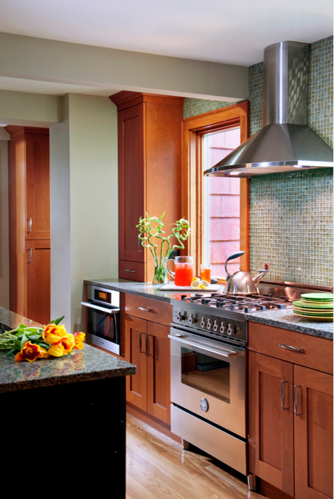 Bertazzoni_ita's tweet image. Spring has officially arrived in this @HaddadHakansson kitchen! We love the tile backsplash.