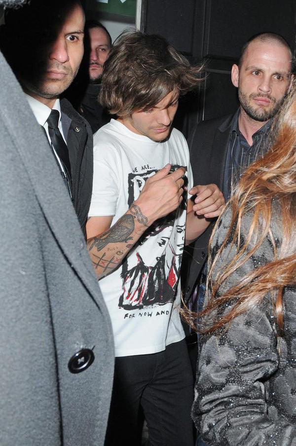 choosezaynbr's tweet photo. Louis deixando um clube noturno na noite passada em Londres. #4 http://t.co/WccI8RTOmY