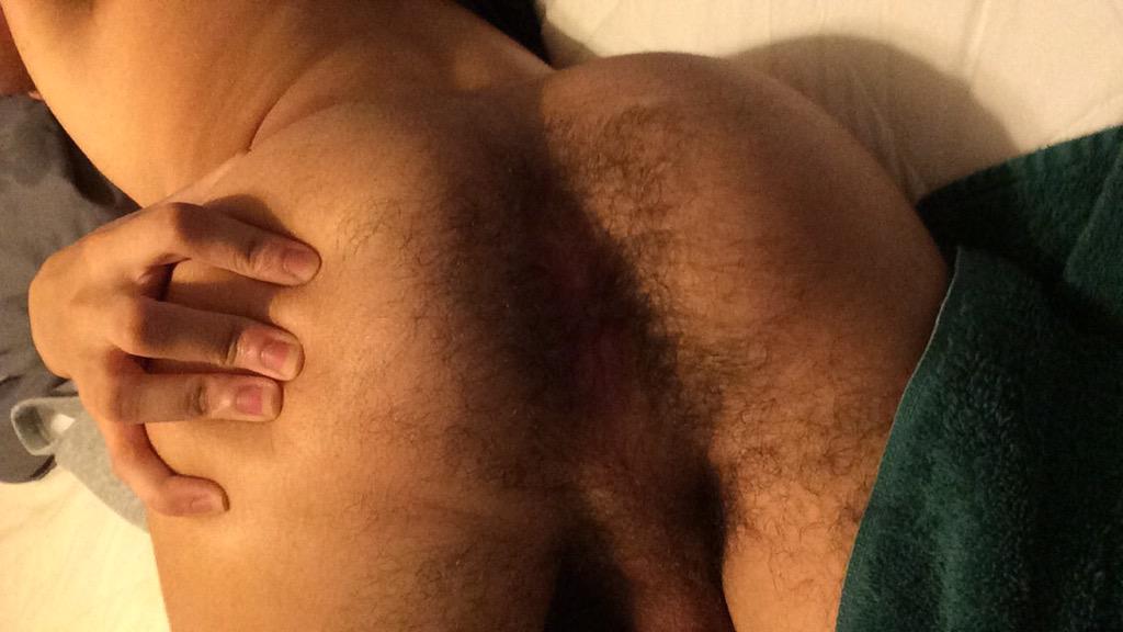 fatbootyboi's tweet photo. Here's one of my favorites #freshfromtheshower #fatwhiteass #forfatblackdick http://t.co/yganNq3LZl