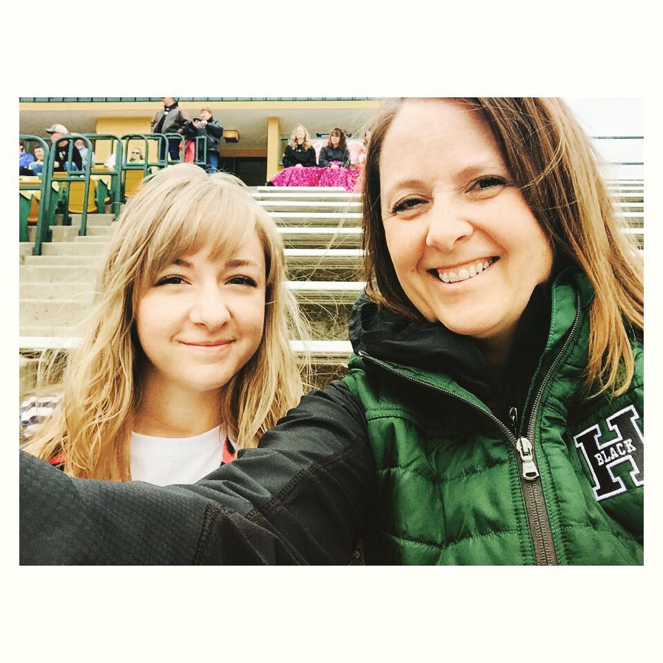 SkylarKaylyn's tweet photo. BHSU Springball time! 💛🏈💚 Go @24_taran!!
#BHSU #springball #football #12 #bronacho #lookingoodoutthere http://t.co/lSkALlgV23
