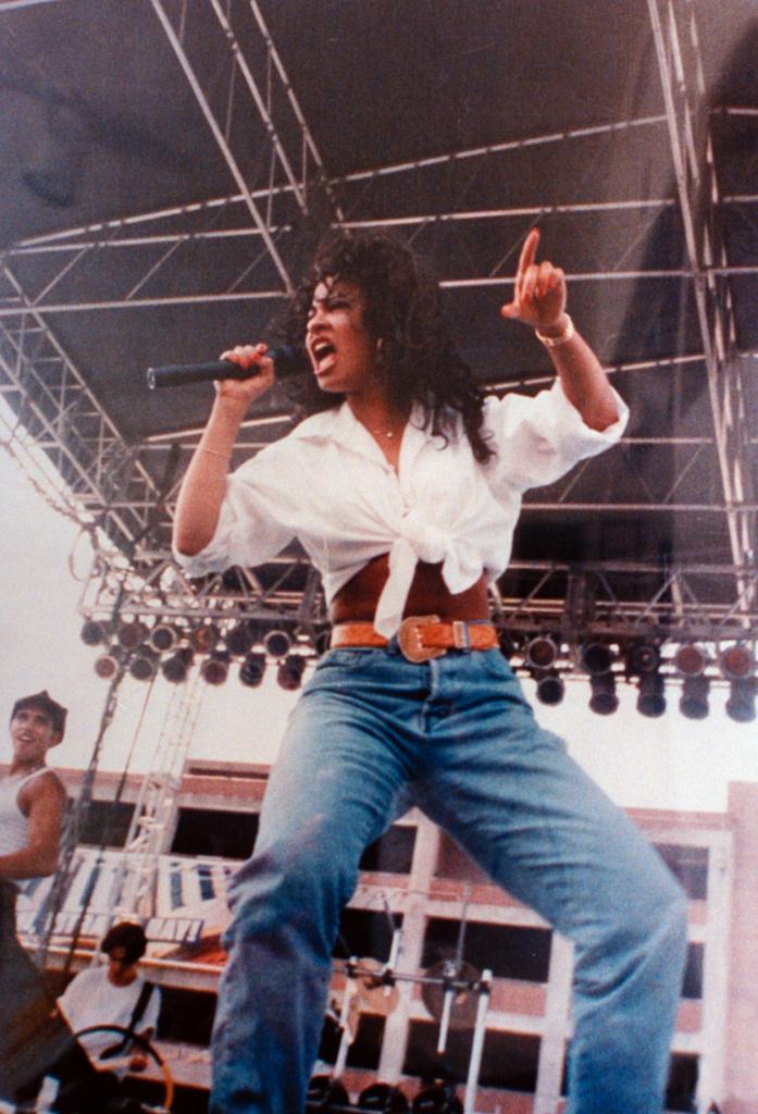 CosmoForLatinas's tweet photo. .@JLo will honor #Selena at the #BillboardLatinMusicAwards this year: http://t.co/myxNHx8mBr http://t.co/tZnAe2fMKe
