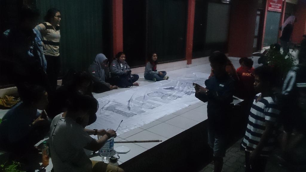 Wanita2 cantik sedang mewarnai