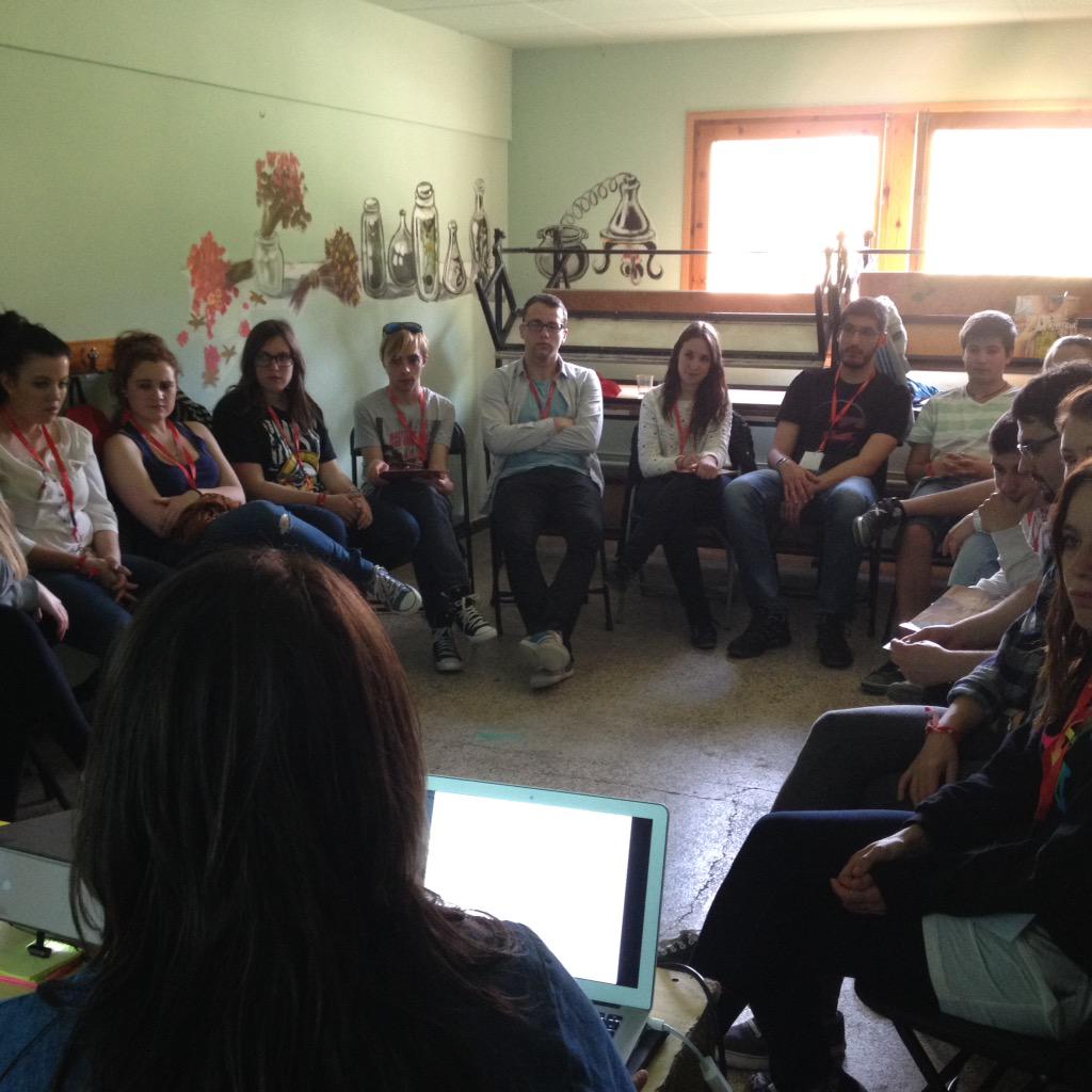 crjoventut's tweet photo. Gracias a nuestra compañera de @cruzrojasoria por acompañarnos en el #DICSAT2015 en la formación de género! http://t.co/uCc6GZWY5Z