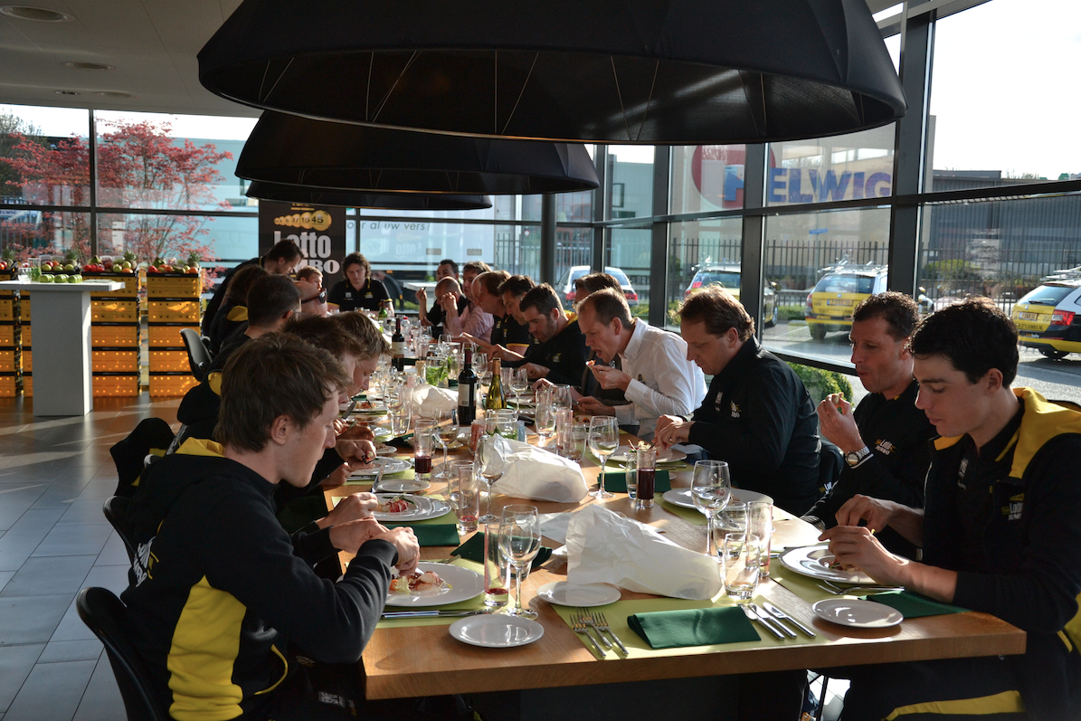 Team <a href="/LottoNLJumbo/">Team Jumbo-Visma</a> geniet vlak voor Amstel Gold Race van lekker en gezond diner bij foodsponsor Daily Fresh Food.