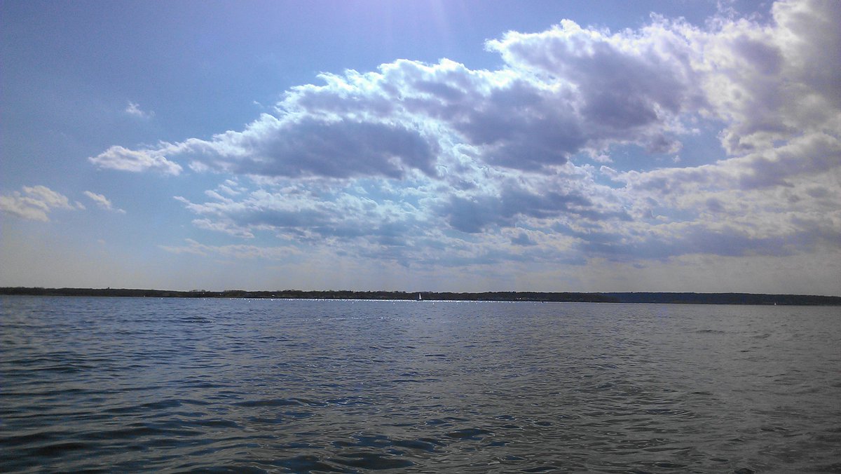 J_Botelho_TND's tweet photo. Beautiful day out on the water! Time to throw some steaks on the grill! #NarragansettBay #Sunshine #springtimefuntime http://t.co/n43iiJYPqx