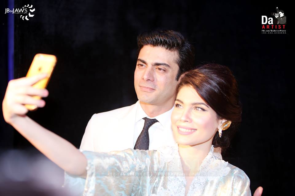 Gurpreet483kaur's tweet photo. "@HASNAAmoon: #FawadKhan at Samsung 6 Launch. (1)
#S6Launch http://t.co/y8TrHaz4th" 😍😍😍😍