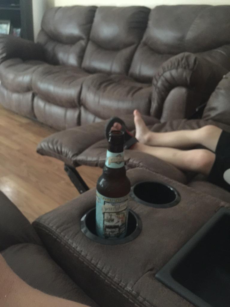 JonathanGGrego1's tweet photo. @fallinOnMyLaces @blakeshelton cup holders r awesome http://t.co/1MVs7oeckO