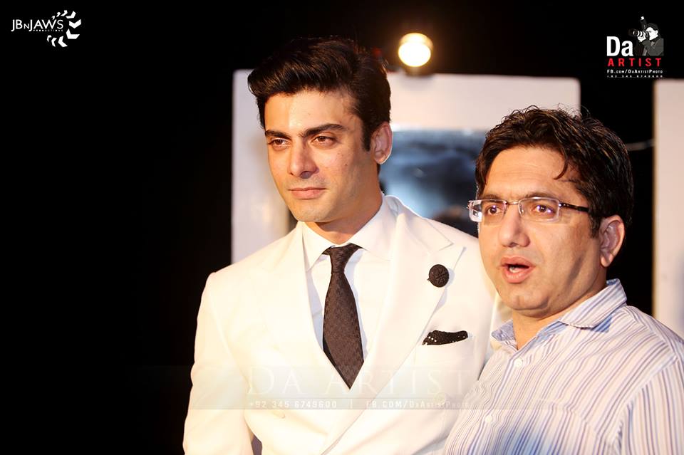 Gurpreet483kaur's tweet photo. "@HASNAAmoon: #FawadKhan at Samsung 6 Launch. (4)
#S6Launch http://t.co/nvJleHOPWV" man in white ❤❤