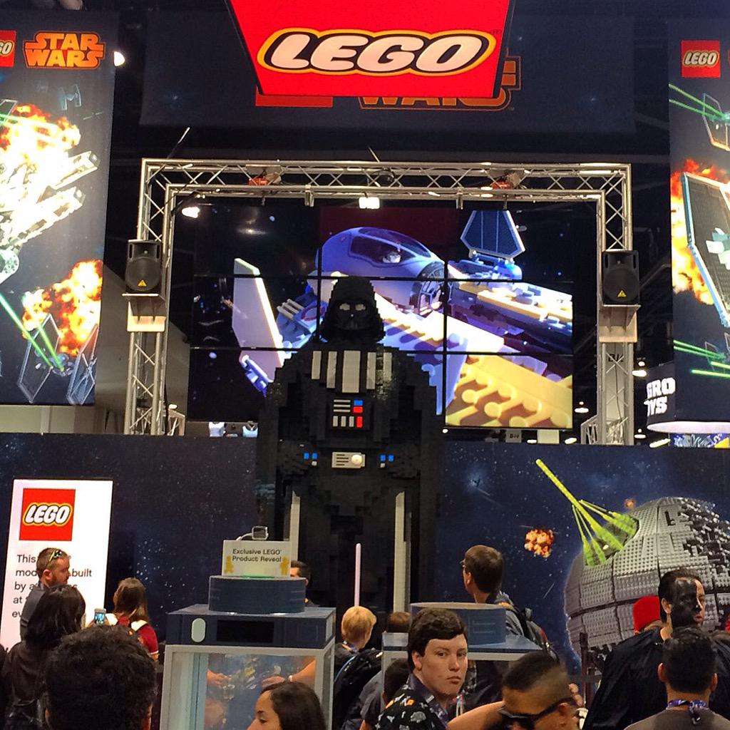 LEGO_Group's tweet photo. 175,000 bricks later, the tallest LEGO Darth Vader is complete! @starwars #LEGOSWCVII #SWCA #StarWarsCelebration http://t.co/VzfQixLzCg