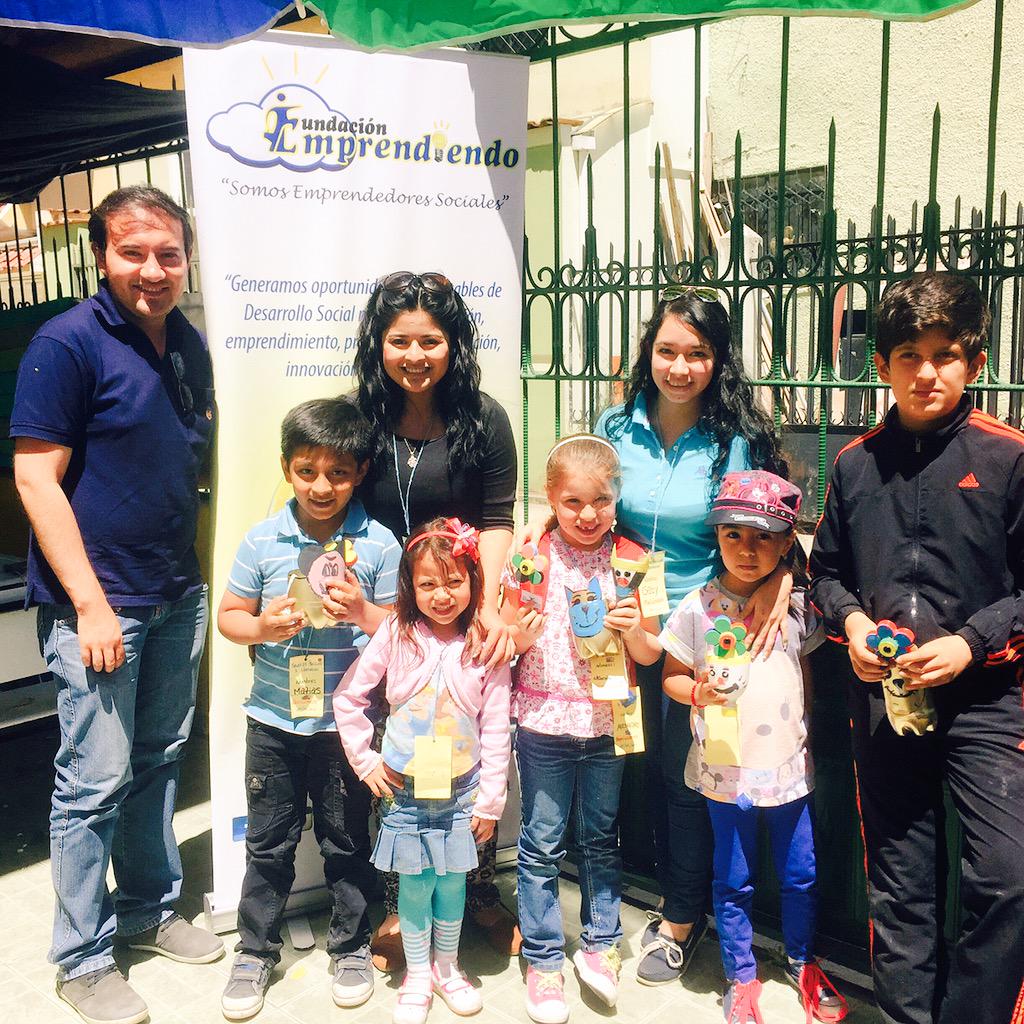 soyemprendec's tweet photo. Hoy desarrollamos Taller de Reciclaje y Liderazgo gracias #RESIKLE @EMPRENDIEDOLOJA y #NachosdePapá @HugoFabianCasti http://t.co/Xk1CqmkxVi