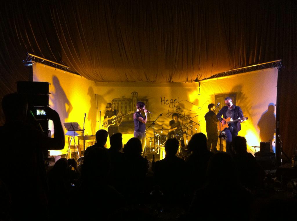 desplazatua's tweet photo. Alex Lopez(baxua) Haritz Garcia (margoa) Carlos Arantzegi (bateria) David Nanclares (gitarra) @NGaintza (ahotsa)#22M2 http://t.co/5tHqSLweNN
