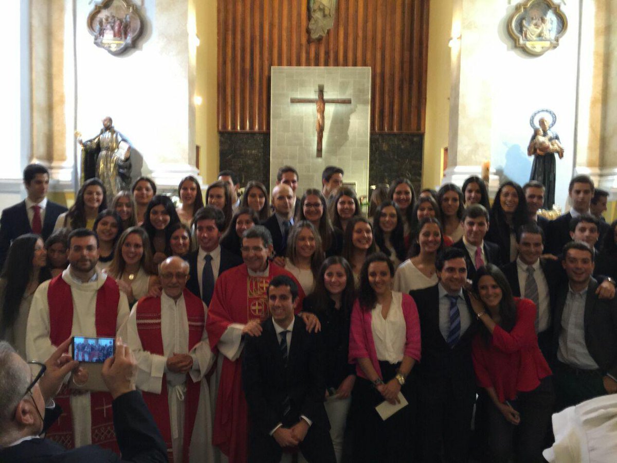 San_Estanislao's tweet photo. El viernes 17 40 alumnos de 2º de bachillerato recibieron el Sacramento de la Confirmación en la capilla del Colegio. http://t.co/E7GQTeK2yP