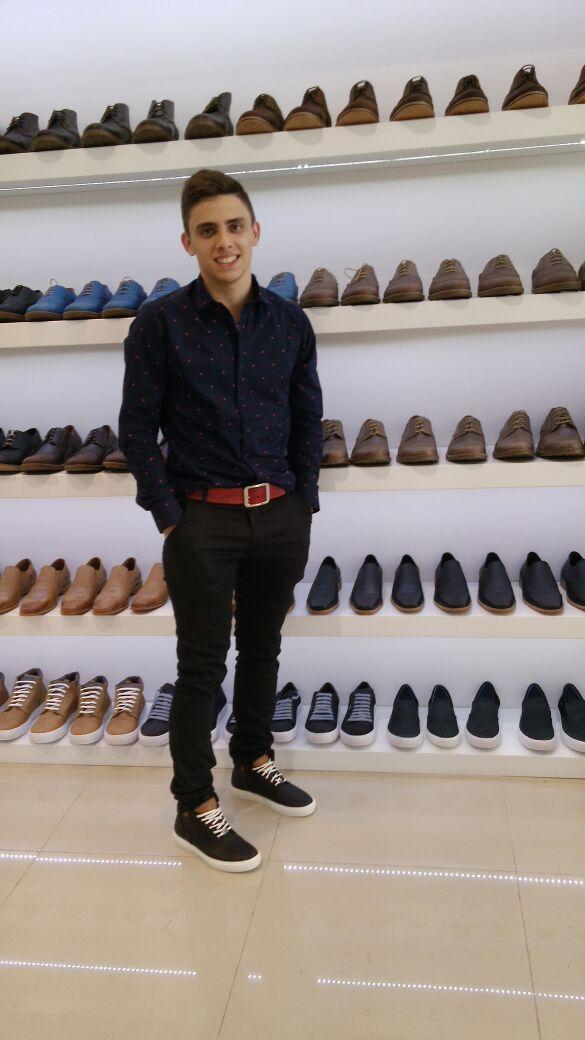 Nazarialomas's tweet photo. Hoy nos visitó @Matiasburgues  que vino a conocer la nueva colección de CASELLA OUMO ♡ http://t.co/vUk44uyDZd
