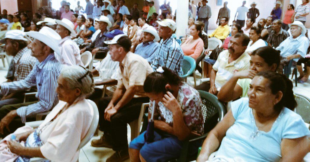 ReinaldoHN's tweet photo. Abuelit@s de Concordia,Olancho son beneficiados por @JuanOrlandoH y @anagarciacarias con alimentos para sus hogares. http://t.co/6qIB6VsuOM