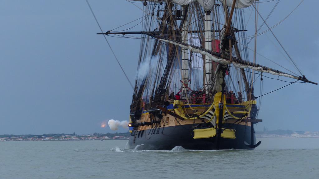LHERMIONE_SHIP's tweet photo. Le coup de canon de l'#hermione ! #hermione2015 http://t.co/pGPS3dBV09