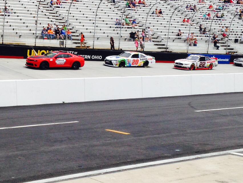 Erik_Jones's tweet photo. Swapping @joeylogano for the highside to bring the field to green #DTSD300 @gamestopracing #BlueberryBoom #ejr20 http://t.co/9njYUT59B1