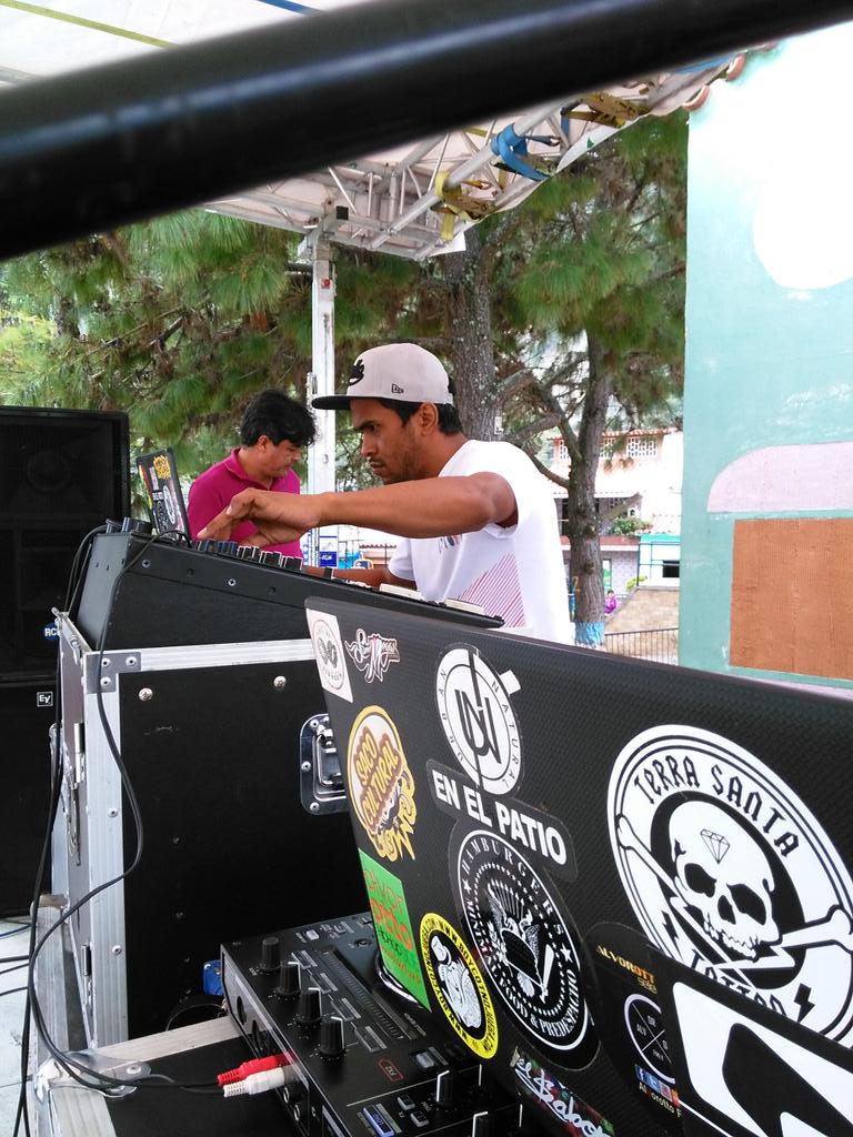 ElevenenProd's tweet photo. @OmerRasUN @UrbanNatural @SomosOtroBeta @Rumbatrip #Timotes #AniversarioRadiosPremium http://t.co/yKlEjN9XzZ