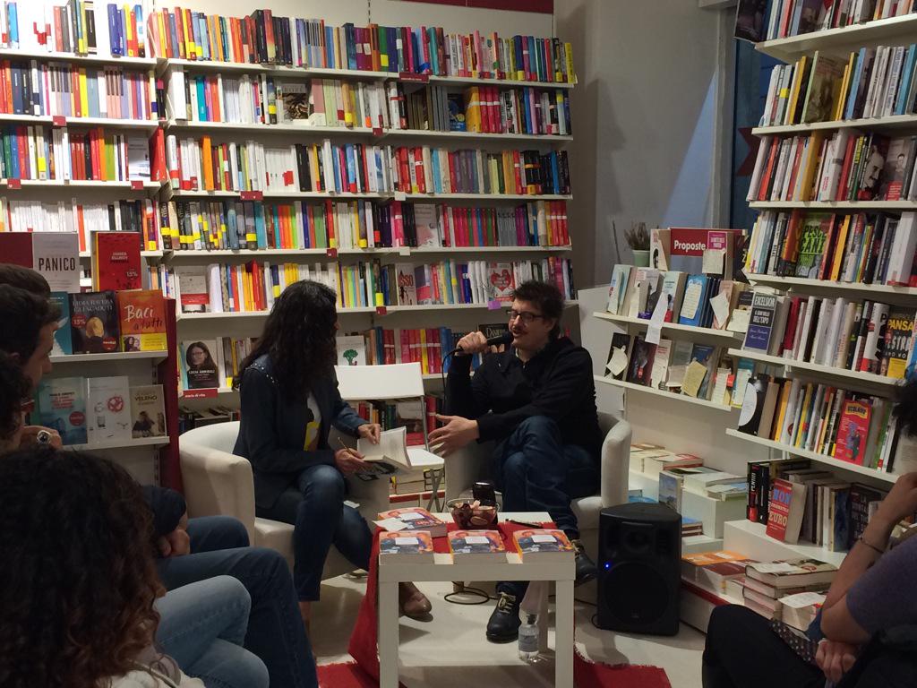 RossellaRomito's tweet photo. Riflettere sorridendo @carlogabardini a @UbikParma #FossiInteIoInsisterei http://t.co/dETr9dnS38