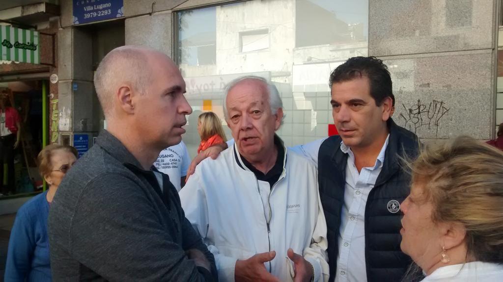 REPUBLICANOARG's tweet photo. Hoy Recorriendo la 8 con Horacio Cristian y Maxi
#HayEquipo
#HayContinuidad
#LaCiudadNosUne
#TodosConHoracio http://t.co/AnPtO9XLUC