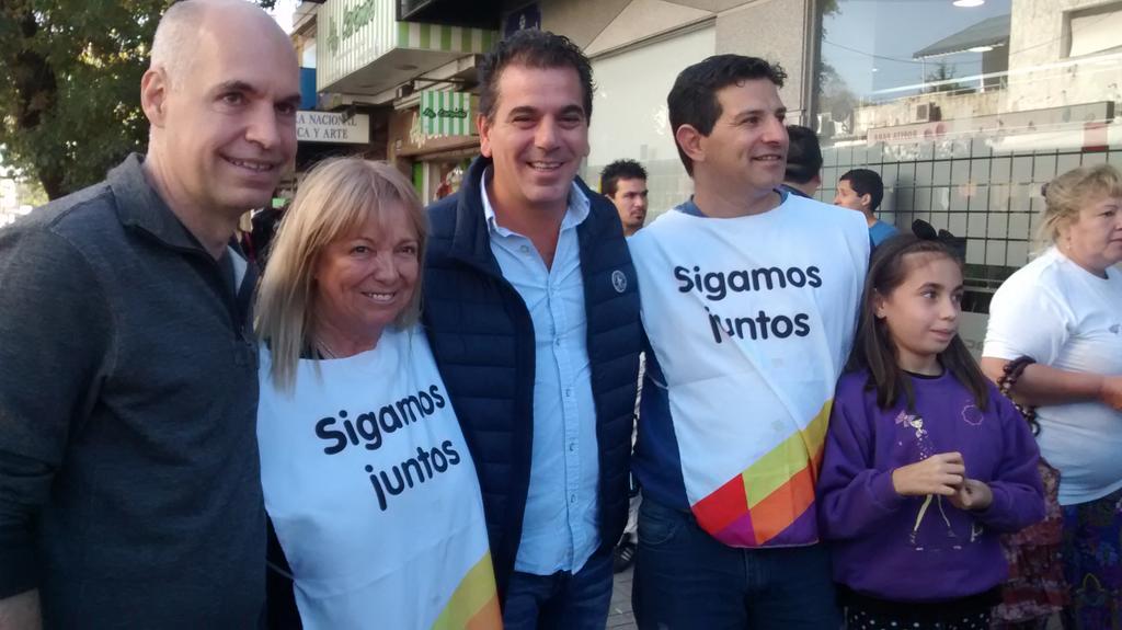 REPUBLICANOARG's tweet photo. Hoy Recorriendo la 8 con Horacio Cristian y Maxi
#HayEquipo
#HayContinuidad
#LaCiudadNosUne
#TodosConHoracio http://t.co/AnPtO9XLUC