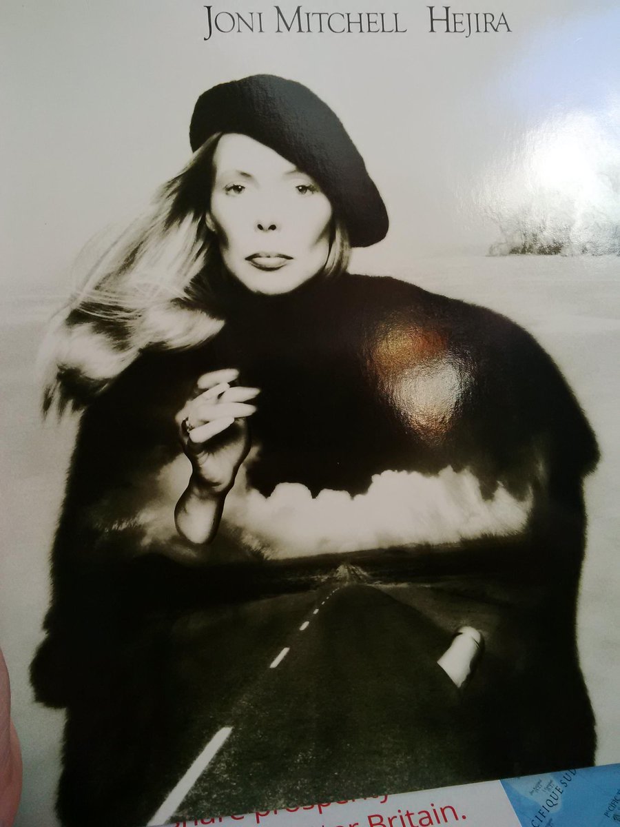 DorsetRachel's tweet image. Inspired by @iofiv to listen to this while catching up on admin. And yes, it's vinyl, untouched for 20 years. #hejira