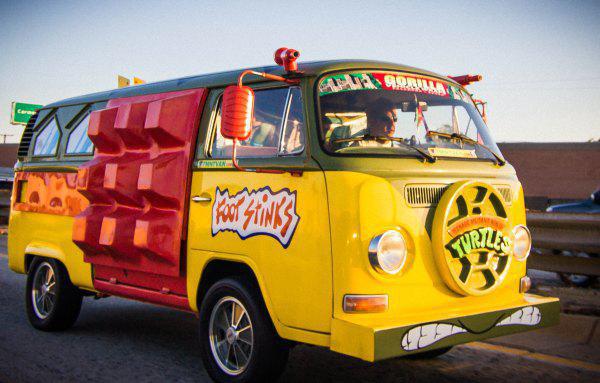 OlegZeltser's tweet photo. Joe Biden did not want to be upstaged by Hillary so he got his own bus
#ScoobyVan #TurtleBus http://t.co/e51FA6puvj