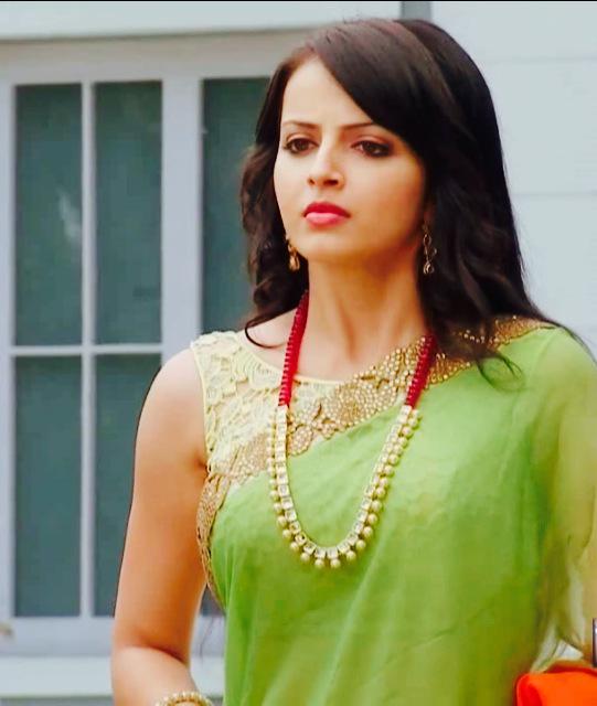 ShrenuFanClub's tweet photo. @shrenuparikh11 is now playing the character of Barka. RT if you love her new style, attire, and beauty. 🎀 #IPKKND2 http://t.co/BtmlapmGSf