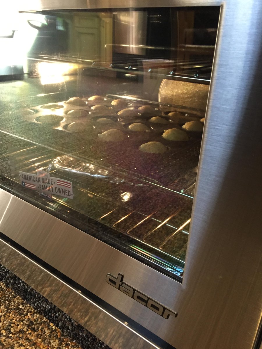 BASCOPDX's tweet image. Cooking demo today 12-3 in our @DacorKitchen Chef Margaret w/ the 48" Dual Fuel Discovery Range. Stop by- great eats!