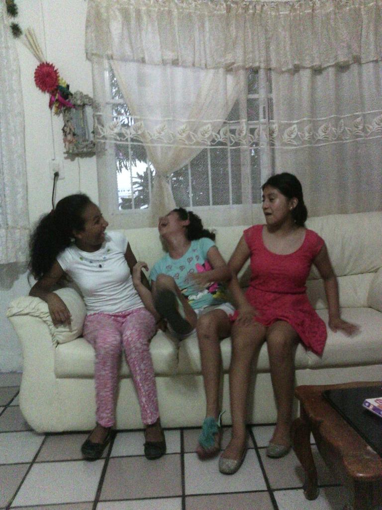 PatsySuper's tweet image. Jajajja, en todo momento y a toda hora nos reímos de nuestras locuras-- @Gemmaperez17  @patsydiaz23