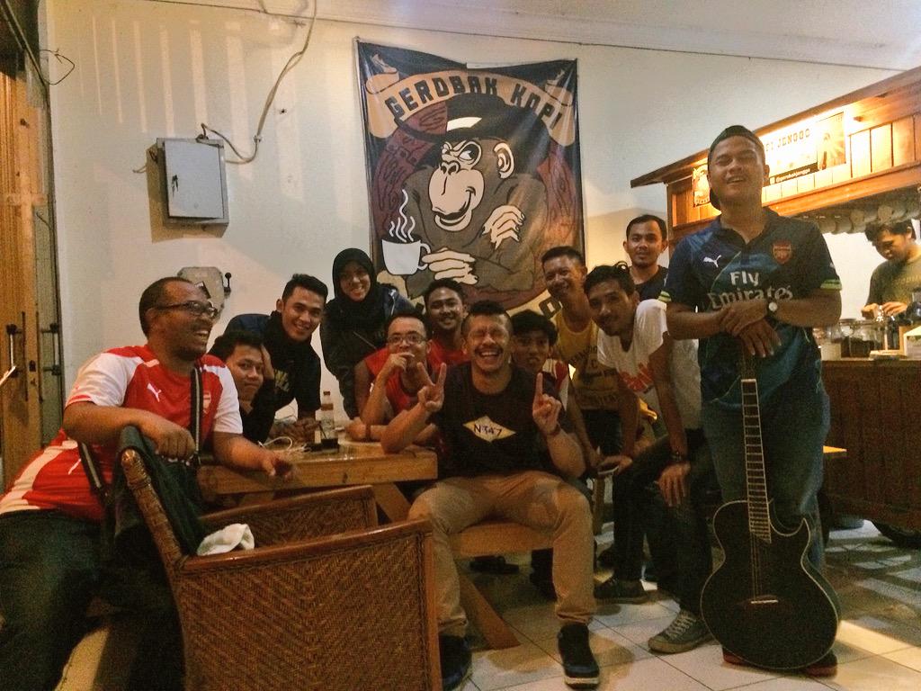 Ngobrol santai dl stlh kemenangan arsenal barusan sm <a href="/AIS_CRB/">081214557710</a> sambil ngopi di <a href="/GerobakJenggo/">Gerobak Kopi Jenggo</a> nggu kereta k bdg jam5