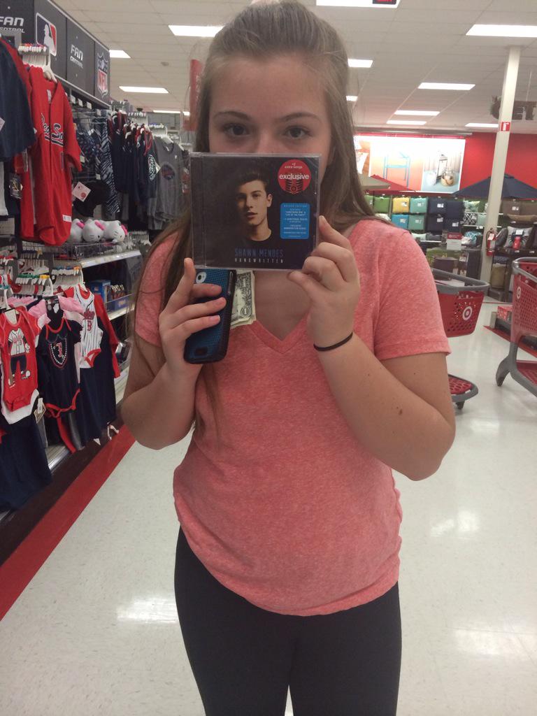 mosieRclaughlin's tweet photo. Props to me for taking the most awkward picture ever but feelin lucky !! #shawngoldenticket #ShawnAccessPass #thxfam http://t.co/dbuYqynSqp