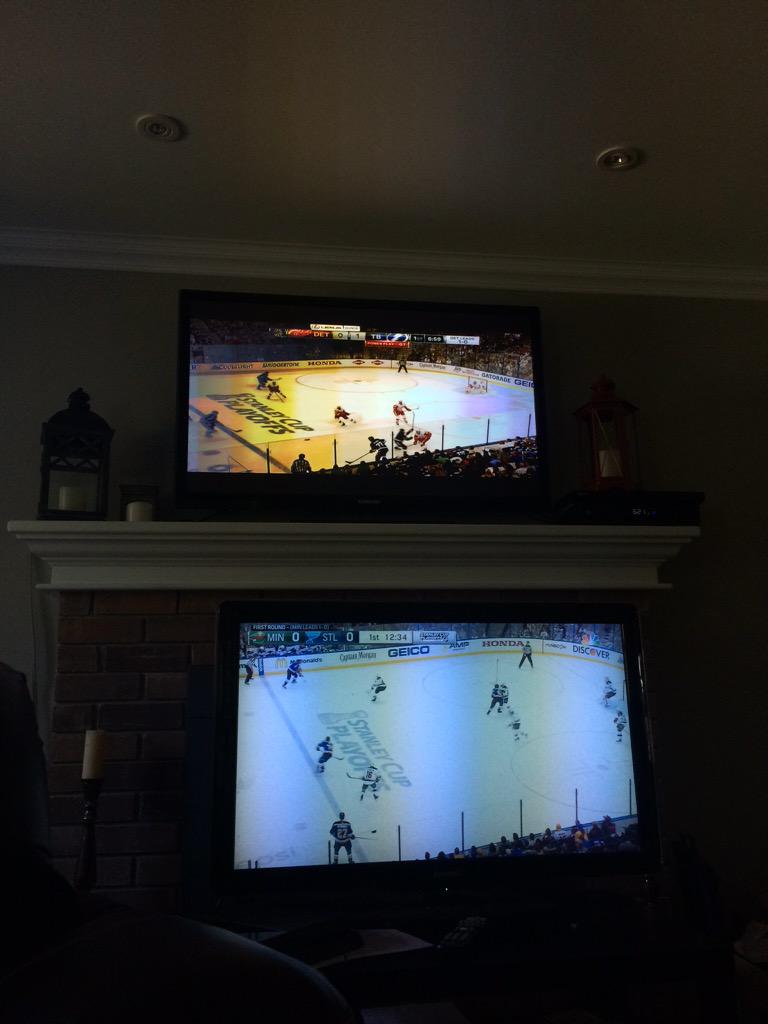 Alex11Leblanc's tweet image. Watching the playoffs properly #twoatonce #Playoffs2015 #nhl