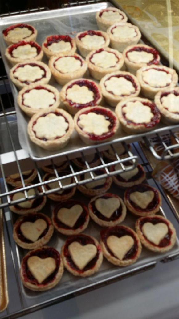 BearsLairPtbo's tweet photo. Beautiful weekend to stop into one of our Finalist @doodoos2008 Bakery in #Bailieboro! Good luck on Tuesday! http://t.co/1W1j7oB6R4