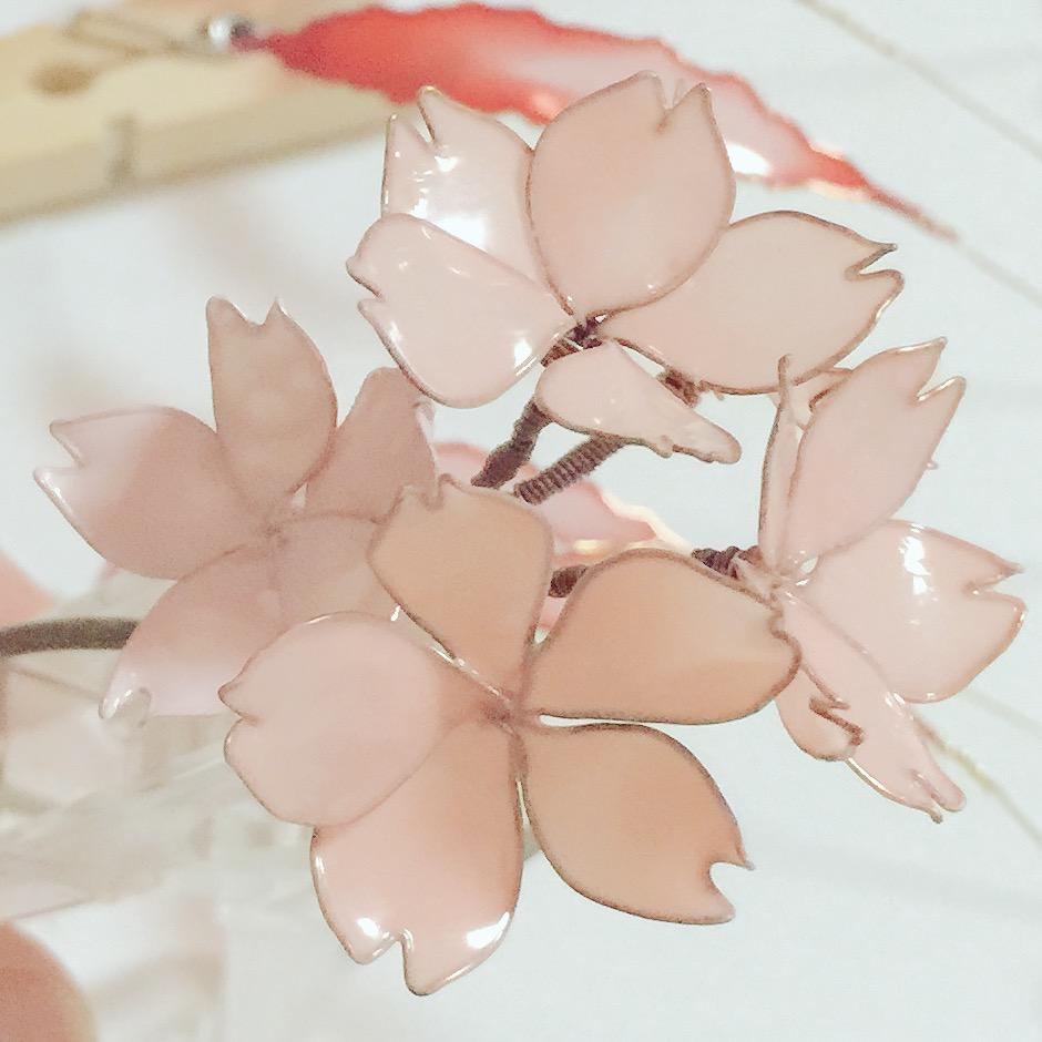 花燈 かほ ディップアート 簪作家 アメリカンフラワーの材料がない時は マニキュアを使ったディップアートなどいかが ダイソーの0 28の銅線 セリアのマニキュア 茎の処理は糸で 是非お試し下さい ディップアート アメリカンフラワー