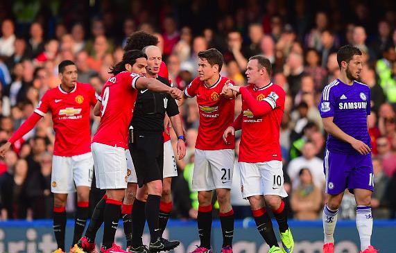 TheChelseaViews's tweet photo. Absolute disgrace. Just look at Chelsea players surrounding the ref!! http://t.co/cPR2k87KDl