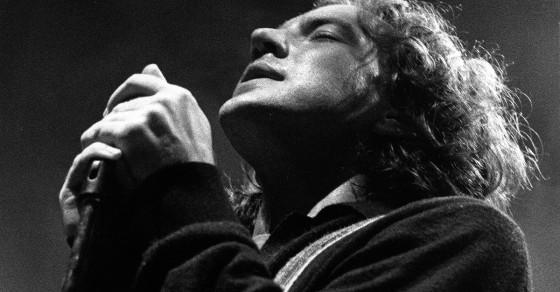 PearlJam's tweet image. "Dropping it down...oh, so gently." #PearlJam #SpinTheBlackCircle