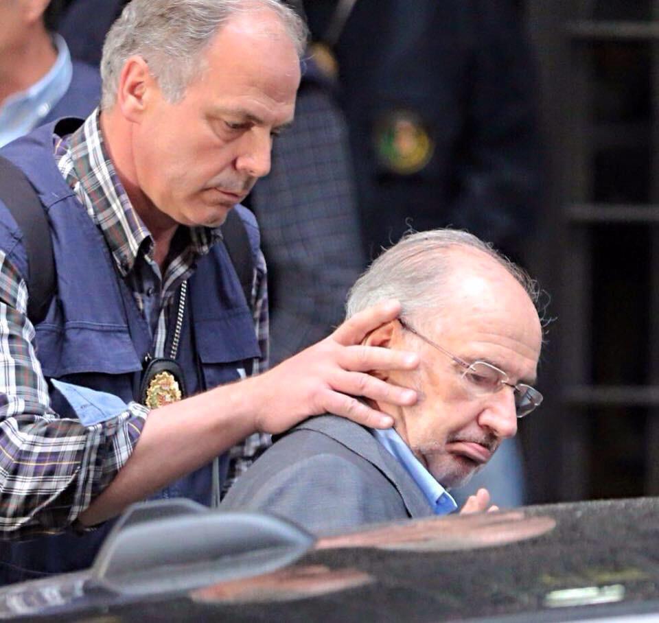 JoseantonioJun's tweet photo. Mientras Caja Madrid engañaba a ancianos preferentistas, Rato no sabia los millones q tenía en Suiza #UTNRatoRetenido http://t.co/8mXDikRvXD