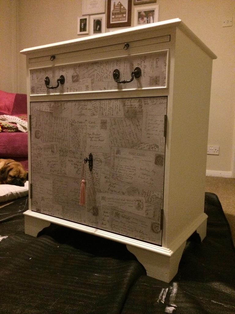 ReesPieces86's tweet photo. Latest piece 😍  #upcycled #decoupage  #writingdesk http://t.co/87S1Sjylxl