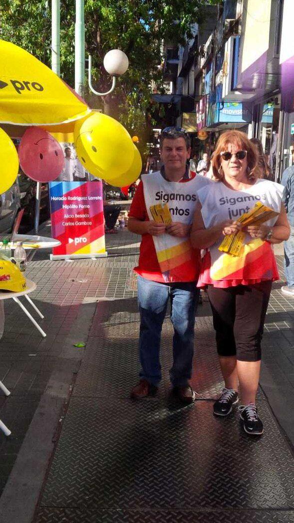 marceiambrich's tweet photo. Los candidatos a comuneros @AliciaBesada y @GamboaACarlos en Primera Junta cn los vecinos d Caballito @ProCaballito6 http://t.co/ynxUnbbBUu