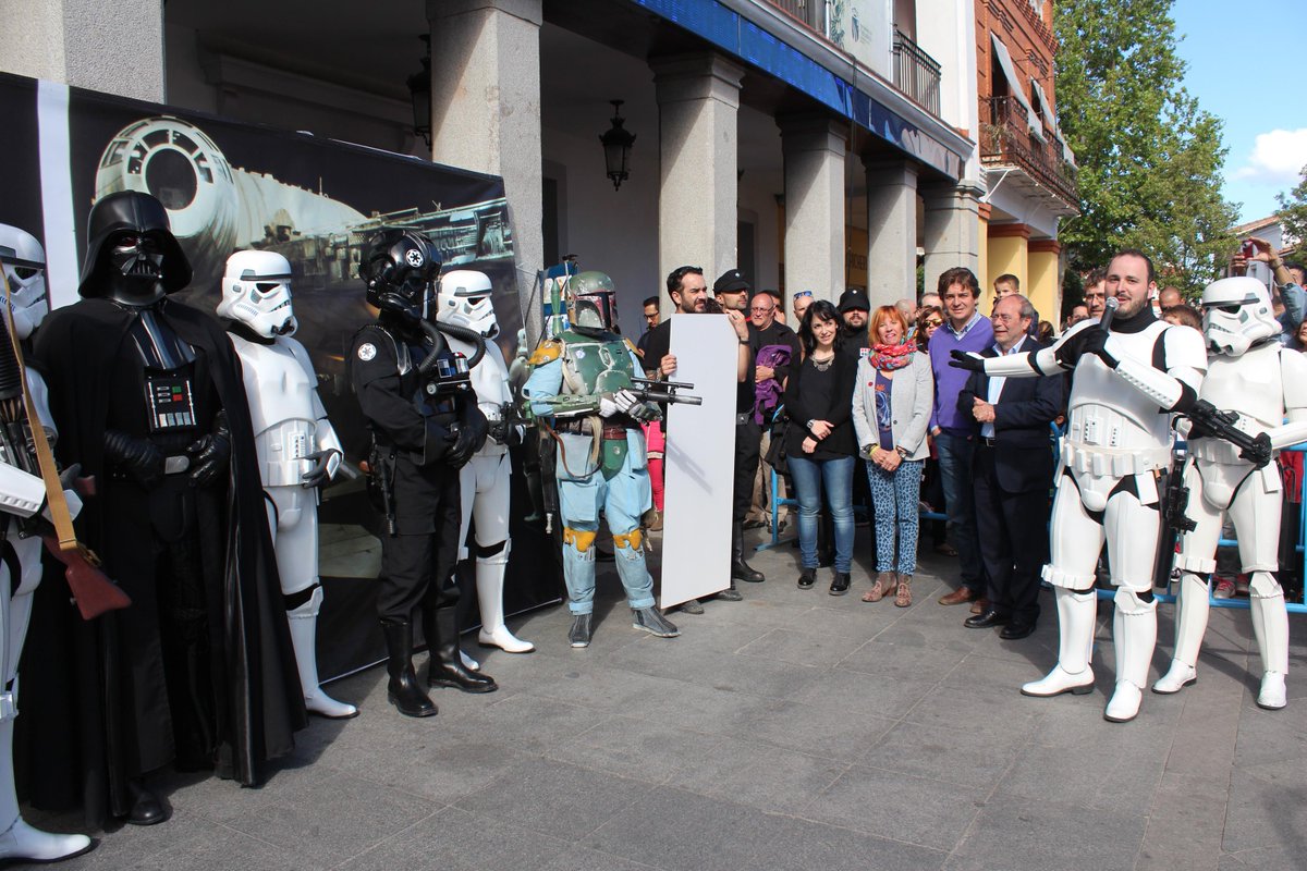 ManuelRoblesD's tweet photo. Gracias a los participantes en el #FFFIII de #Fuenlabrada y a @501stLegion x donación a proyecto de la Casa Infantil http://t.co/xsaUuMdIa3