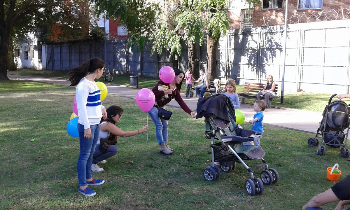 AliciaBesada's tweet photo. En Plaza Giordano Bruno junto a los vecinos de Caballito #SigamosConElCambio @horaciorlarreta  @ProCaballito6 http://t.co/Vm3Vb70Hcx