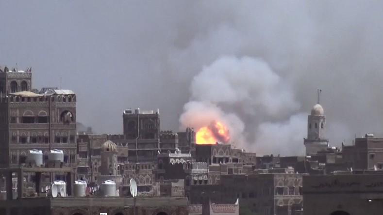 VercingetorixDA's tweet photo. Civiles du #Yémen sont pris otages par frappes des agresseurs pro-Saoudites http://t.co/r4KKSRO3WD #SayNoToSaudia! http://t.co/VEzVPeMK7N