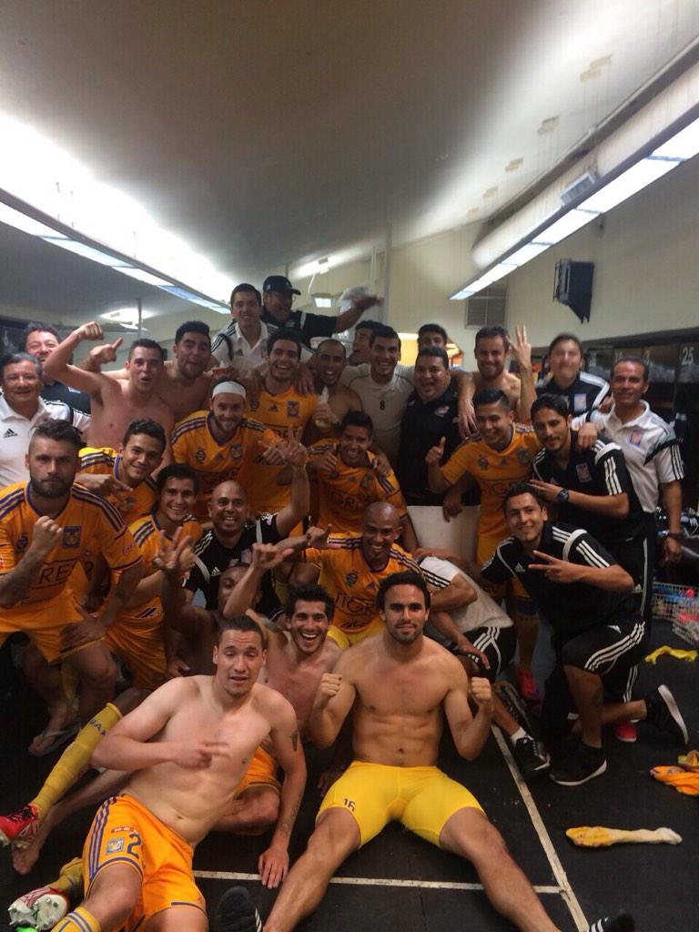 DamianAl11's tweet photo. Imposible no festejar eufóricamente este triunfo todos juntos !! Así se hace Tigres ... Afición ... Impresionante👏👏👏 http://t.co/vK0uMcFA4r